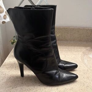 Nine West brand size 7.5M black zipper closure boots